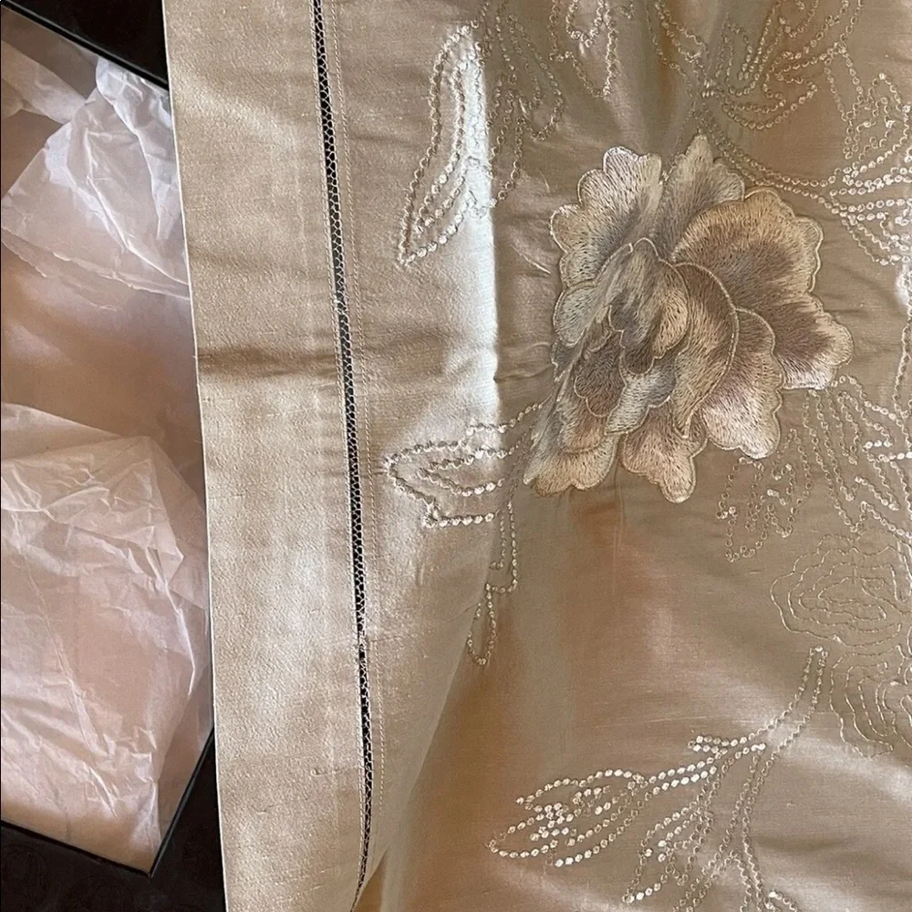 NATORI BED SHAWL/RUNNER SILK TAN STICHING MSRP 535 $ BREATHTAKING NEW TAG/BOX